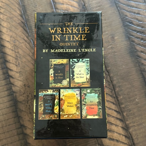 A Wrinkle in Time Quintet, 5 Books Box Set - Madeleine L'Engle - Paperback - Picture 1 of 3